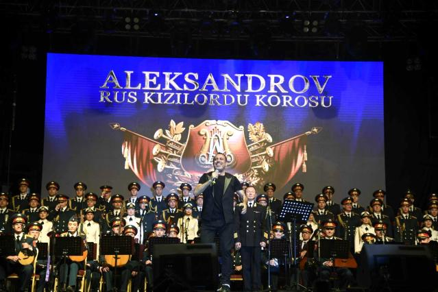 Kızılordu Korosu ve Haluk Levent Adanalılara unutulmaz bir gece yaşattı